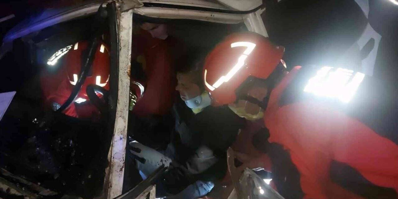 Araçta sıkışan sürücü kurtarıldı
