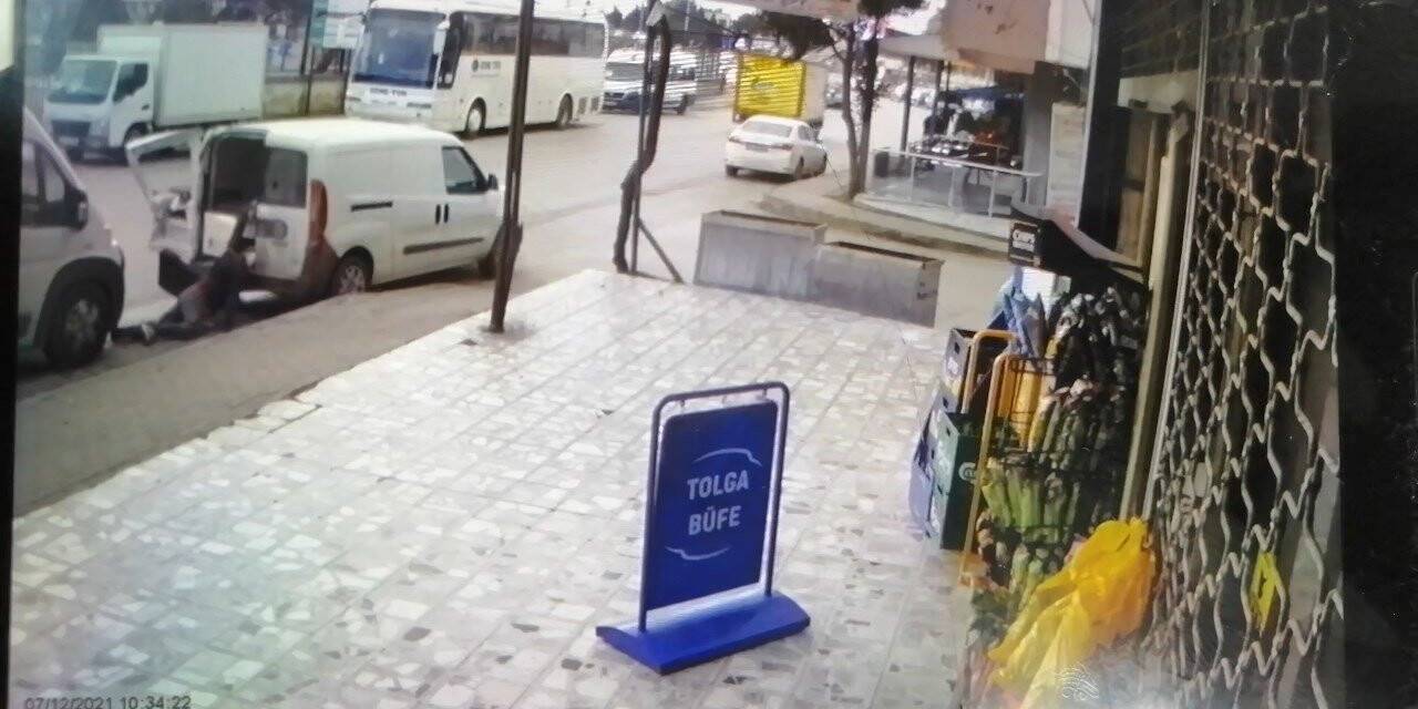 Terlikle kullandığı servisin frenine basamayınca dehşet saçtı