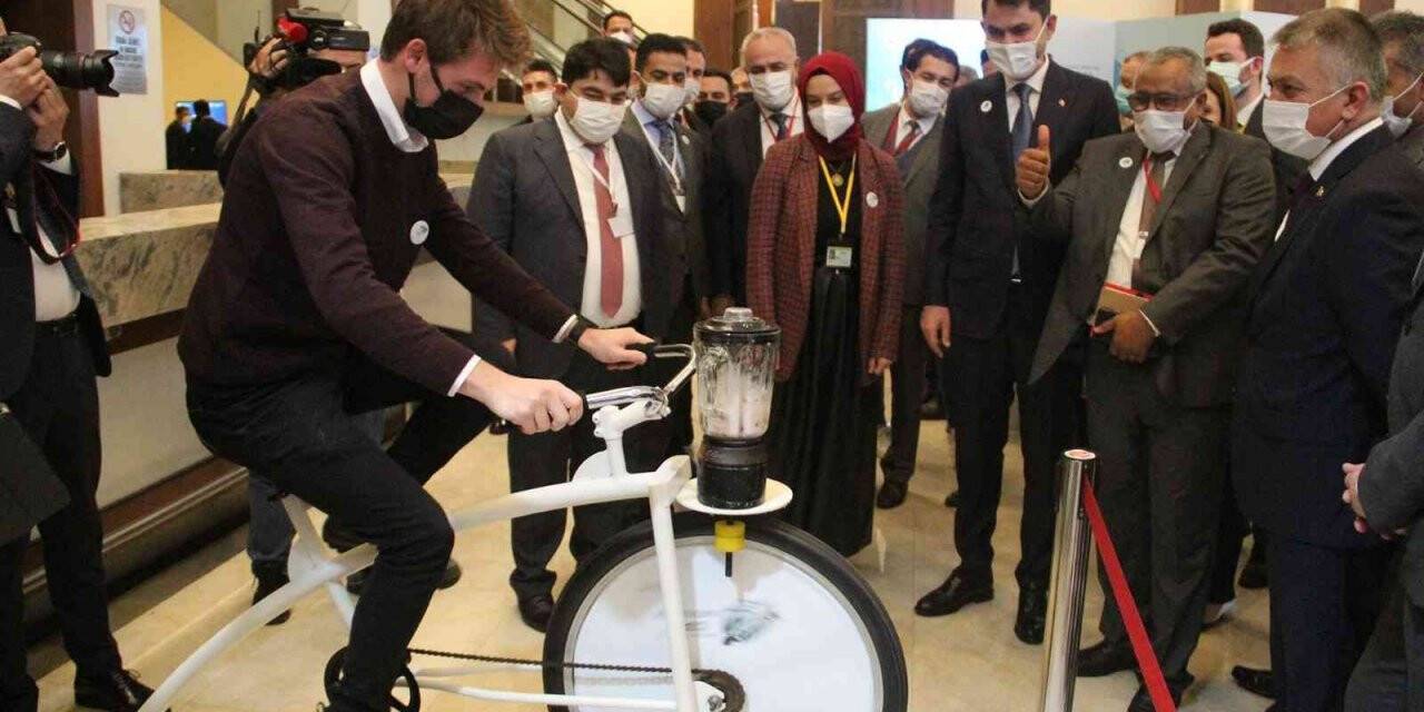 Bakan Kurum, çevreci bisikletle üretilen milkshakenin tadına baktı