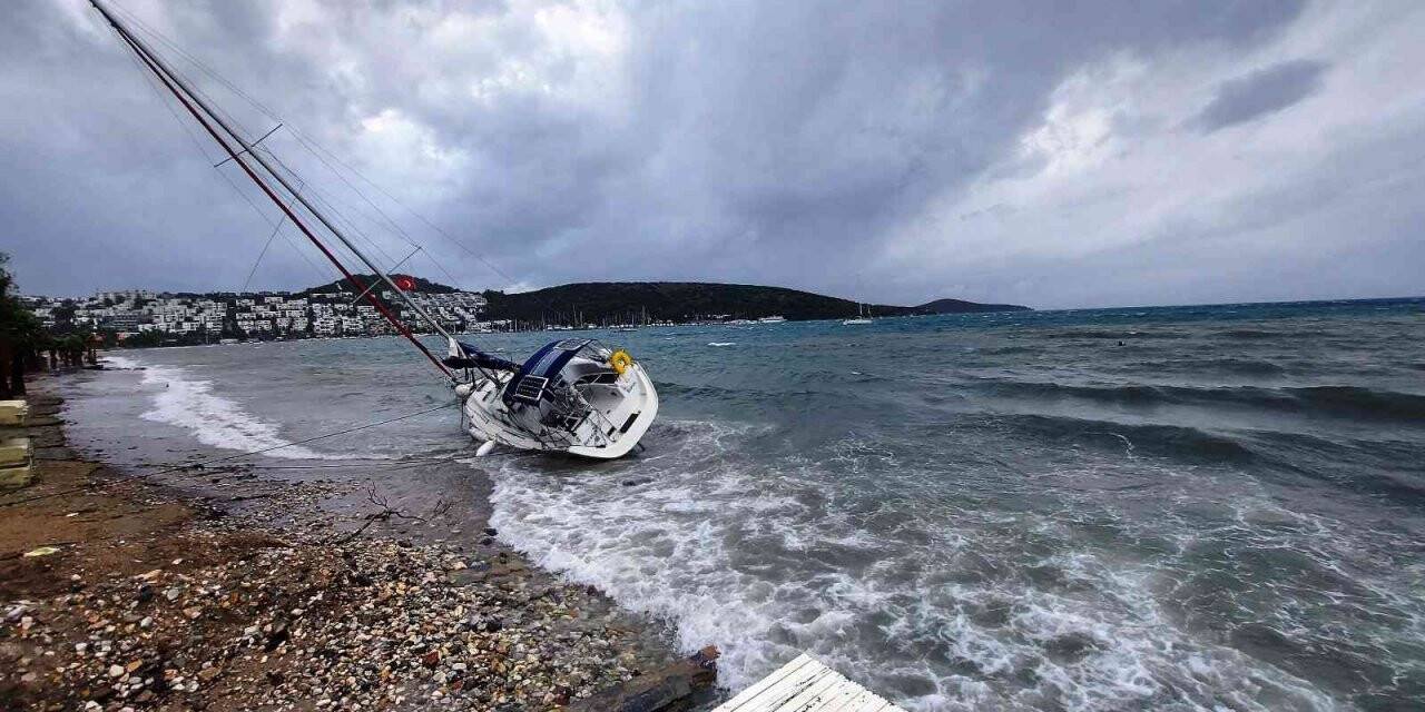 Bodrum’da fırtınanın saatteki hızı 70 kilometreye ulaştı; dalgalar sahilleri dövdü, bir tekne sahile vurdu