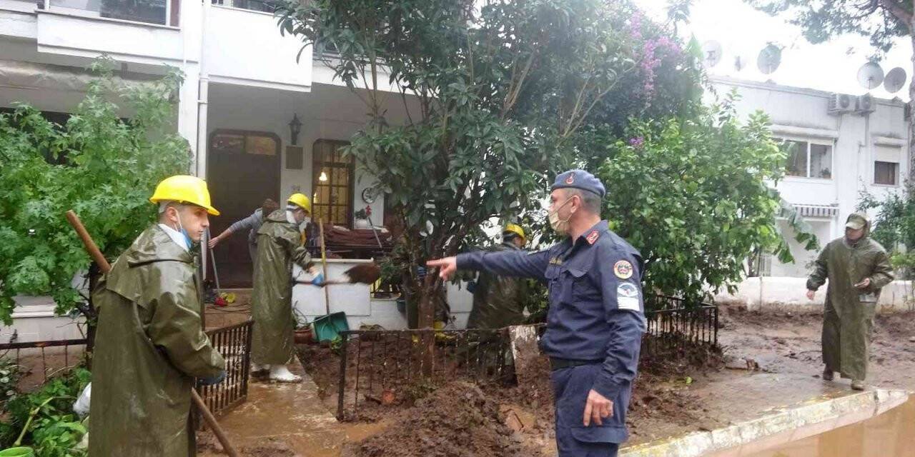 Marmaris’teki sel bölgesinde temizlik çalışmaları devam ediyor