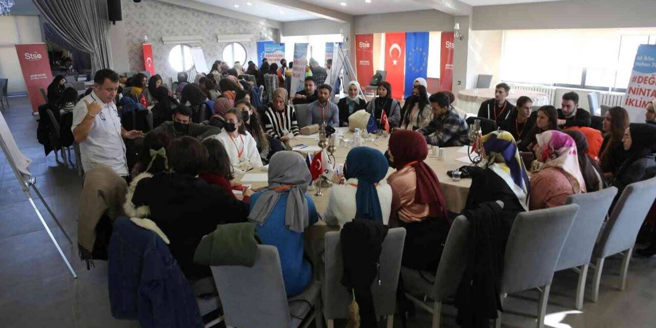 Prof. Dr. Orhon öğrencilerle bir araya geldi