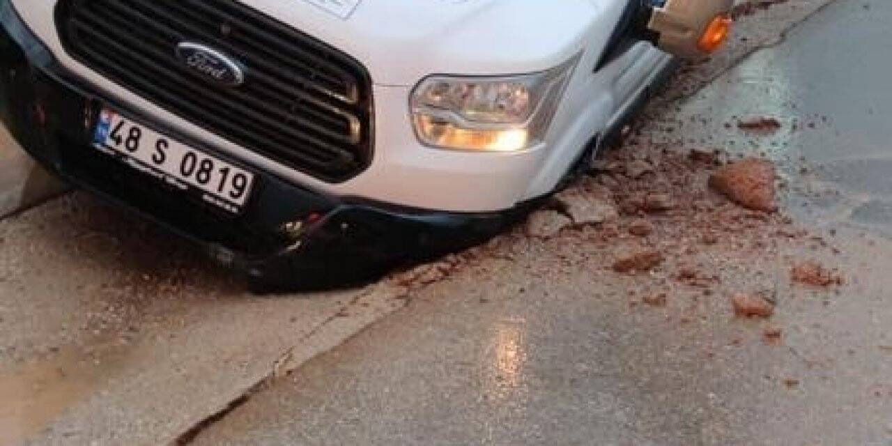 Önce okul servisi, sonra kamyon ve kepçe çukura battı