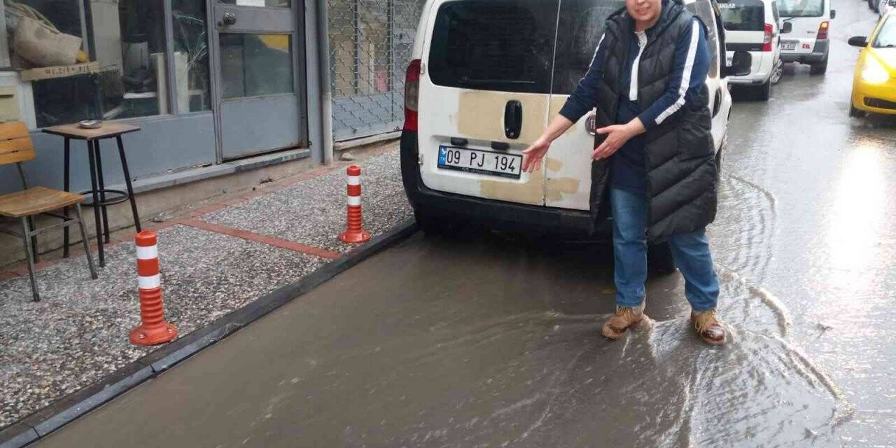 Yoldaki eğim, esnafı zor duruma soktu