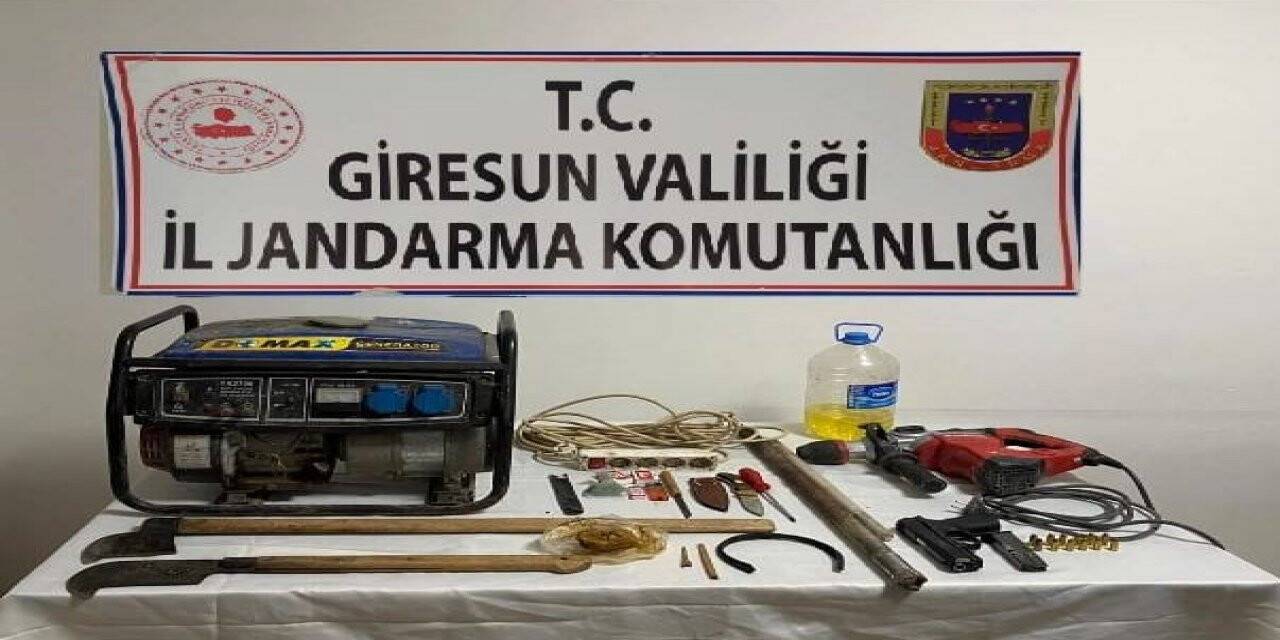 Giresun’da izinsiz define arayan 4 kişi jandarmaya yakalandı