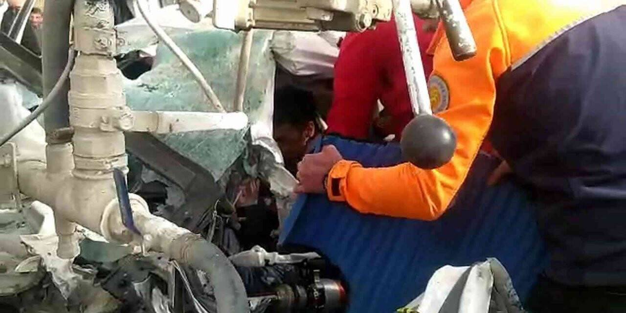 Siirt’te otomobil ile beton mikseri çarpıştı: 2 yaralı