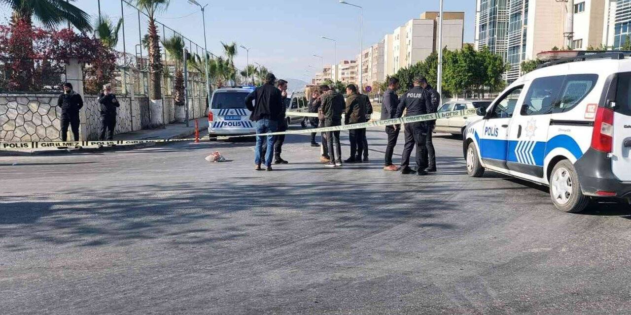 Adliye yanında 2 kişi silahla yaralandı