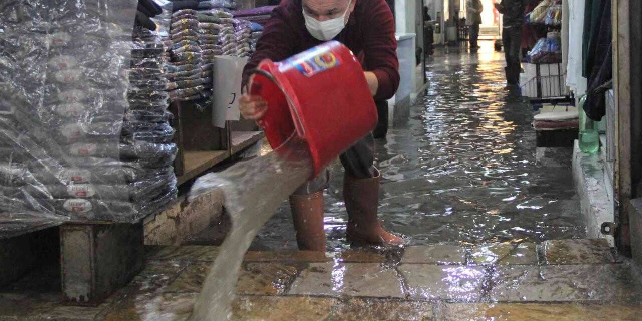 İzmir’de esnafın yağmur suyu çilesi