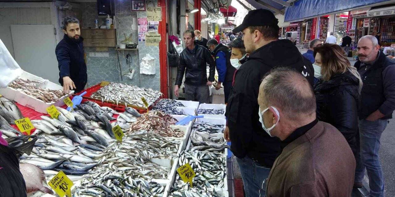 Samsun’da fırtınada artan balık fiyatları yarı yarıya düştü