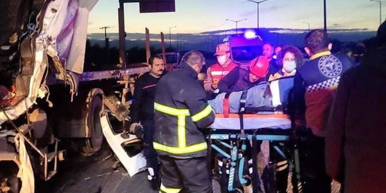 Tır tıra çarptı
