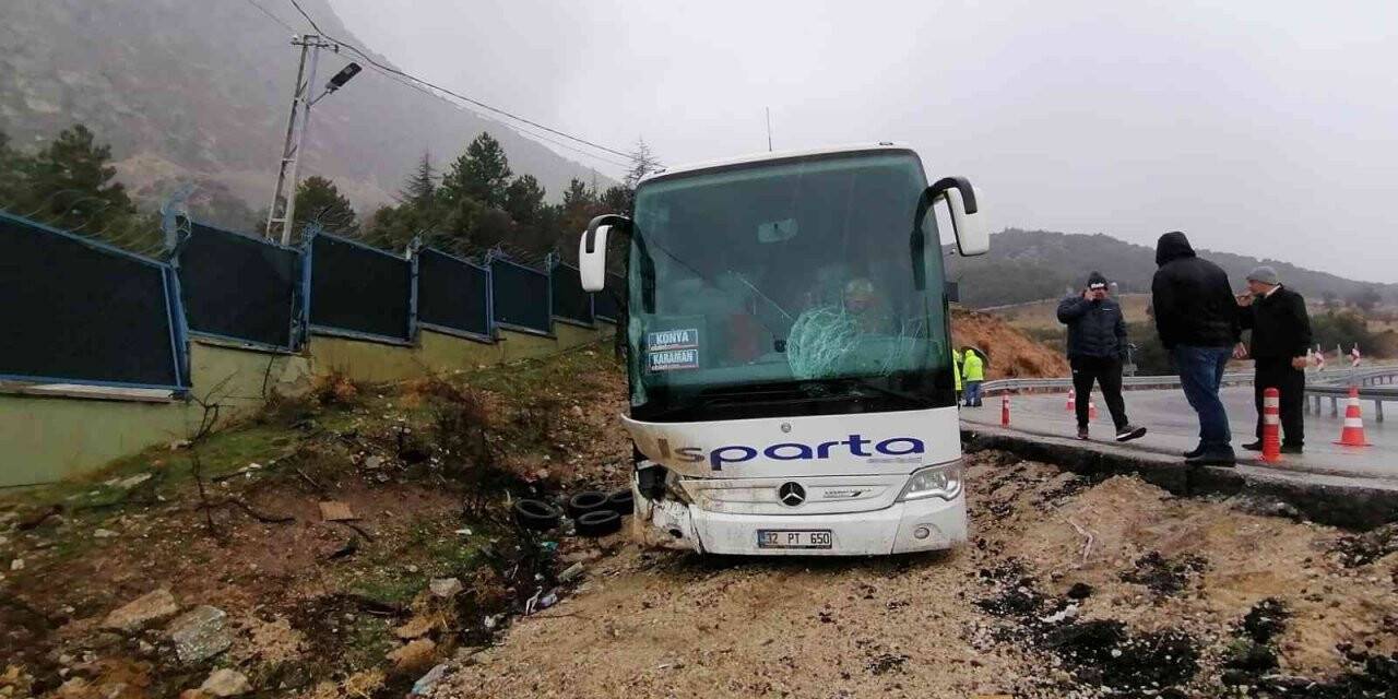 Otobüs yoldan çıktı kaza ucuz atlatıldı