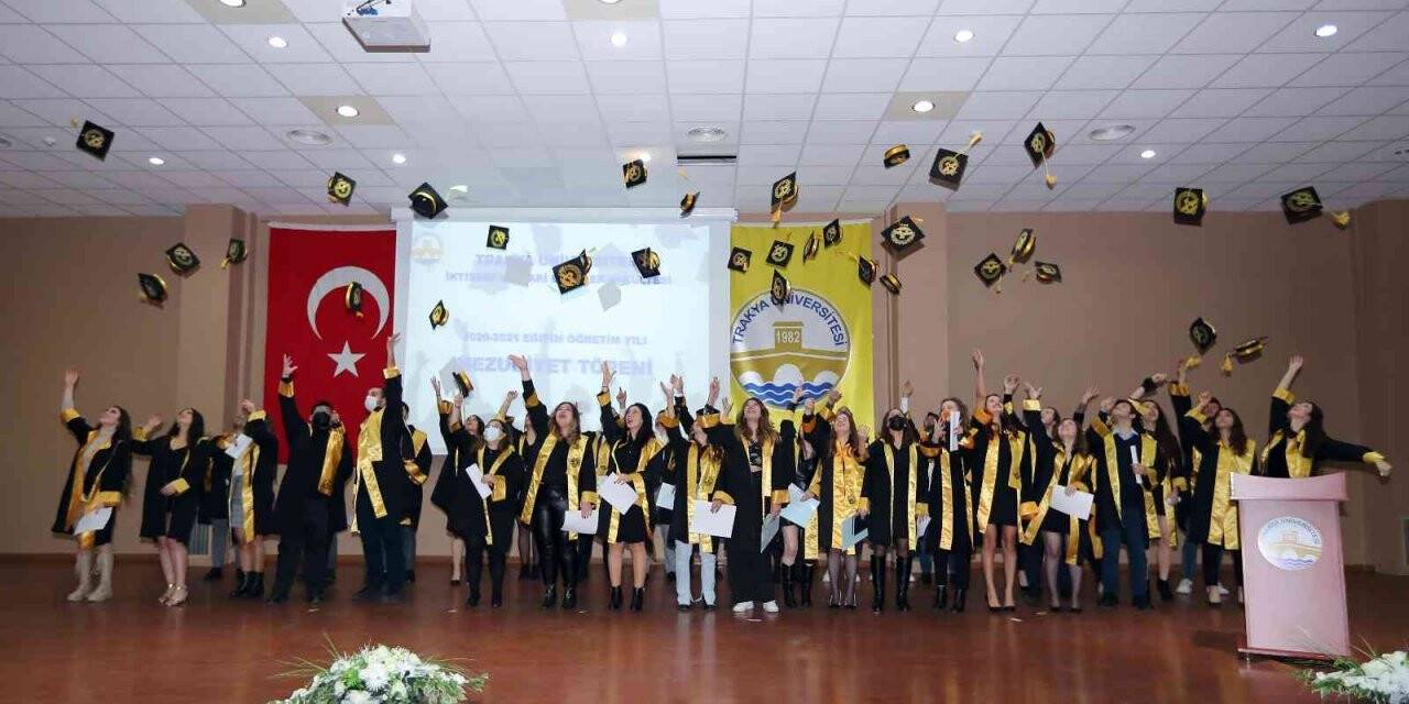 Dereceye giren öğrencilerini törenle uğurladı