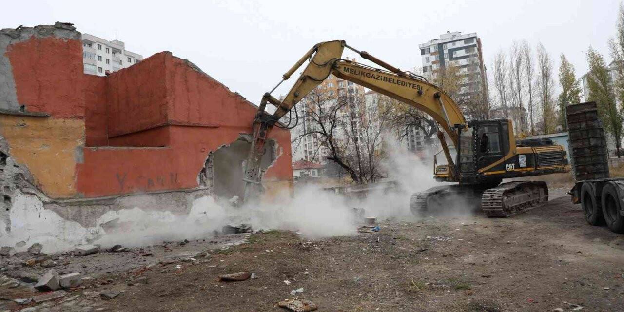Melikgazi’de tehlike arz eden ve metruk yapılar yıkılıyor