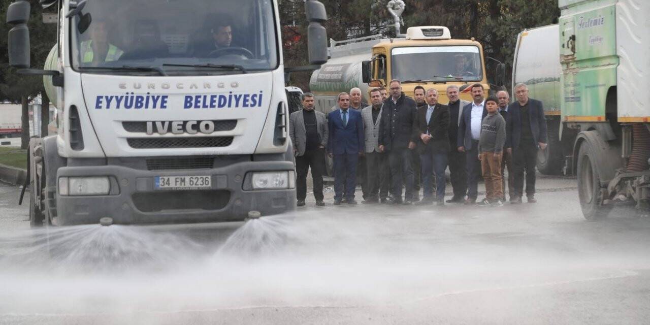 Eyyübiye’de cadde ve sokaklar köpüklü su ile yıkanıyor