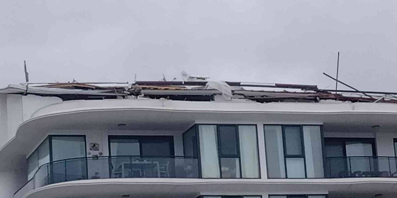 Didim’de lodos çatı uçurdu