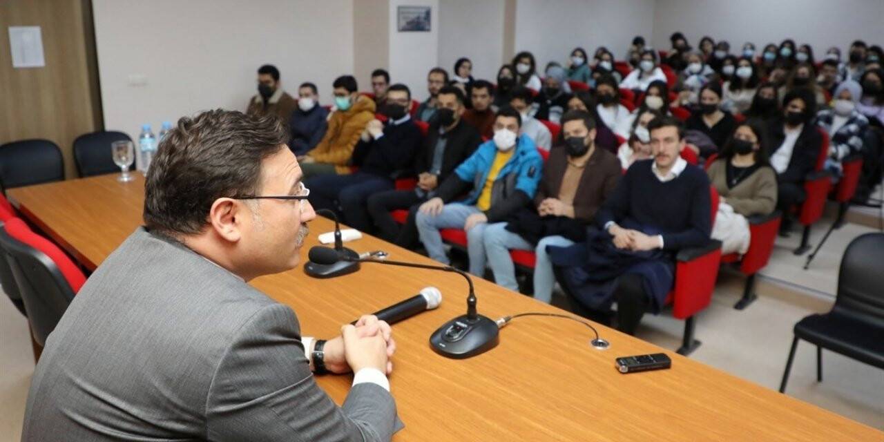 Afyonkarahisar Valisi Gökmen Çiçek hukuk öğrencileri ile söyleşi yaptı