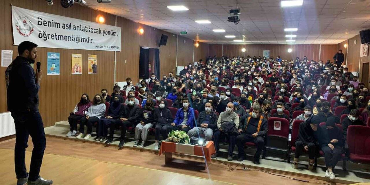 Siber polisinden okullarda "Güvenli internet kullanımı ve siber zorbalık" eğitimi