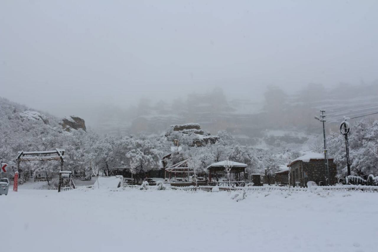 Karaman’ın 3 ilçesine mevsimin ilk karı düştü