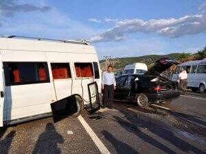 Minibüsle otomobil çarpıştı: 7 yaralı
