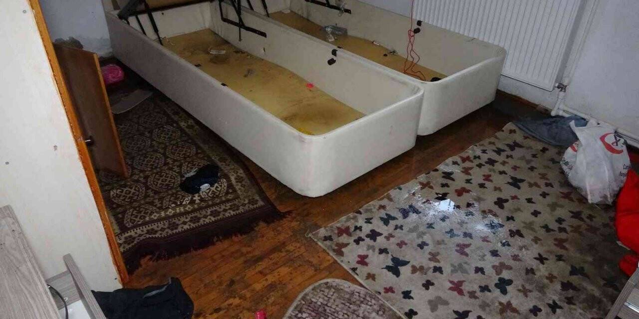 Isparta’da 2 çocuklu çiftin evi göle döndü