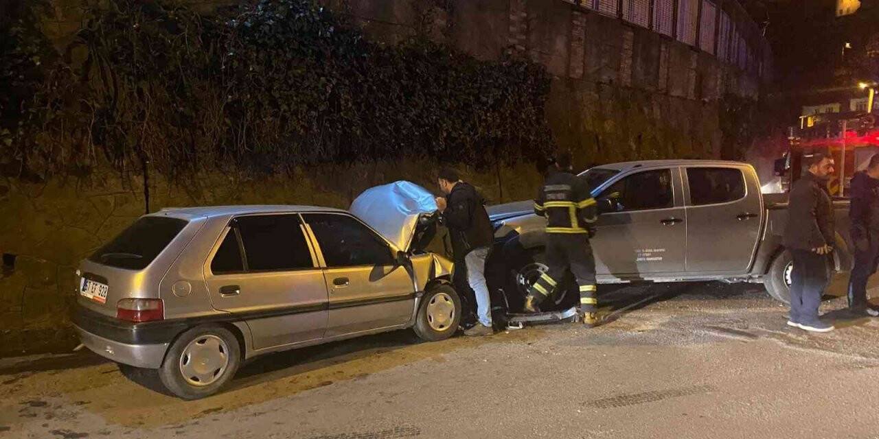 Resmi araçla otomobil çarpıştı: 3 yaralı