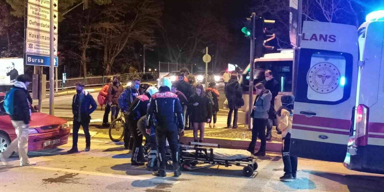 Otomobil 2 genç kıza çarptı: 2 yaralı
