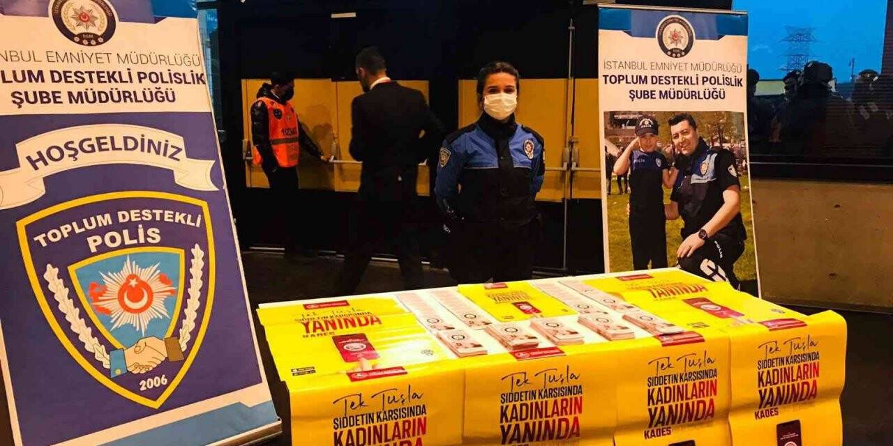 İstanbul polisi, Galatasaray-Fenerbahçe kadın futbol takımları arasındaki müsabakada KADES’i tanıttı