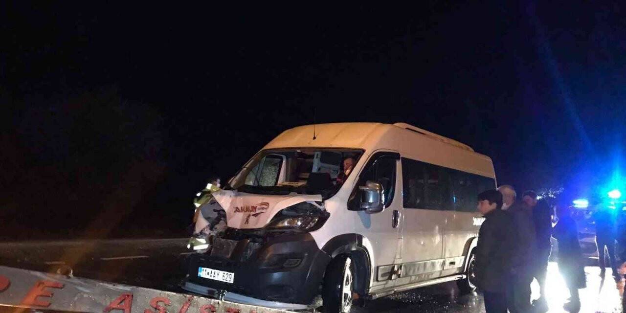 Fabrika servisi ile tır çarpıştı: 8 yaralı