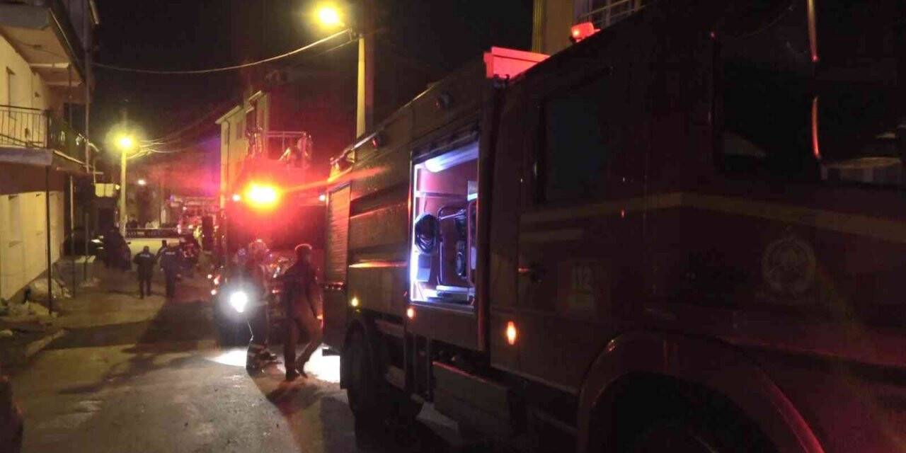 Gece bekçileri hasta vatandaşı yangından kurtardı