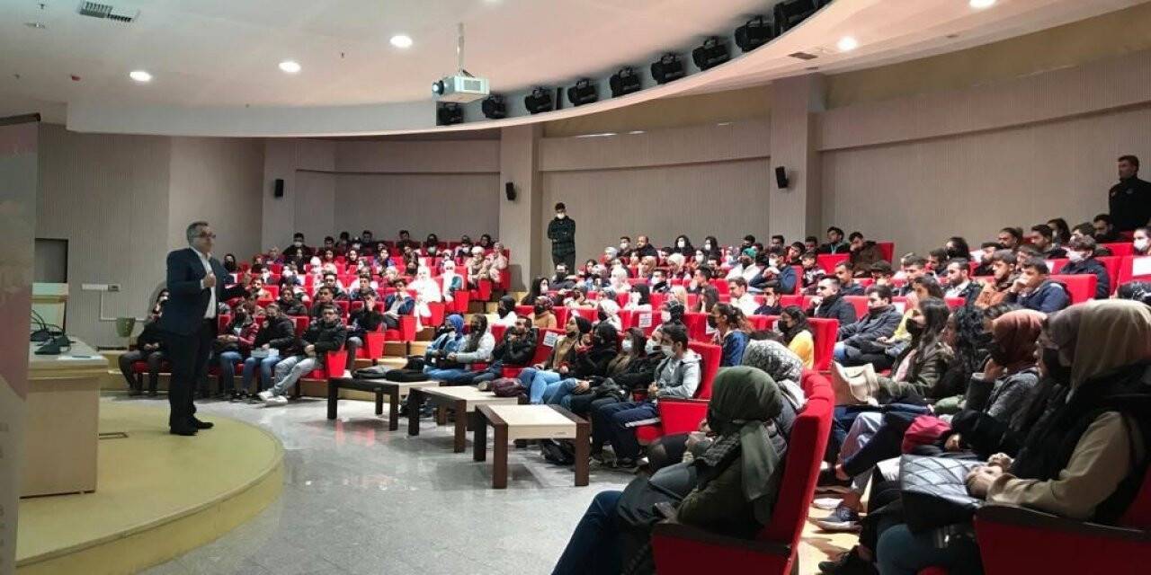 Üniversite öğrencilerine CV doldurma teknikleri anlatıldı