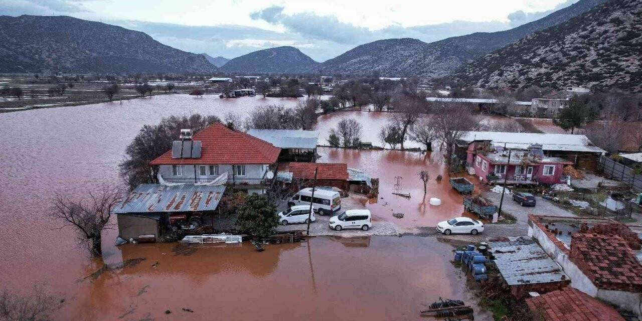 Sel suları mahalleyi gölete çevirdi
