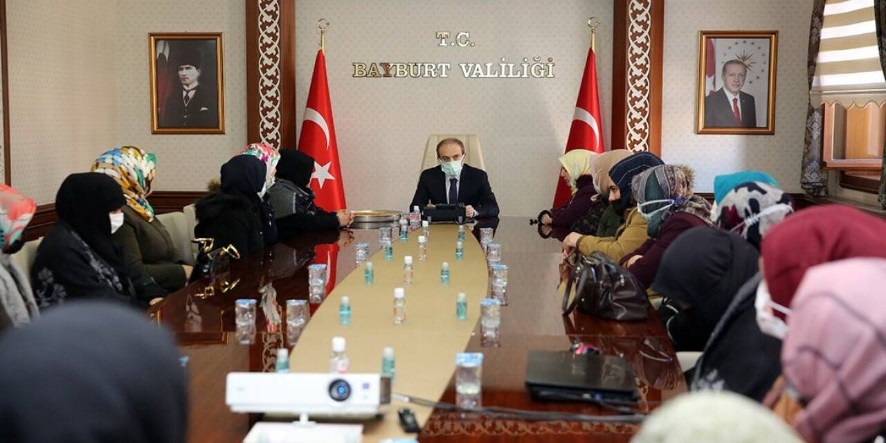 Bayburtlu Bacılar Kooperatifi üyeleri Vali Epcim’le bilgi alışverişinde bulundu