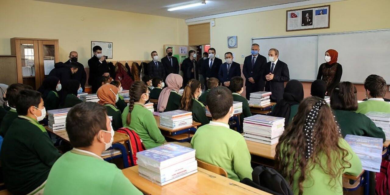 Bayburt’ta öğrencilere yardımcı kaynak dağıtımı başladı