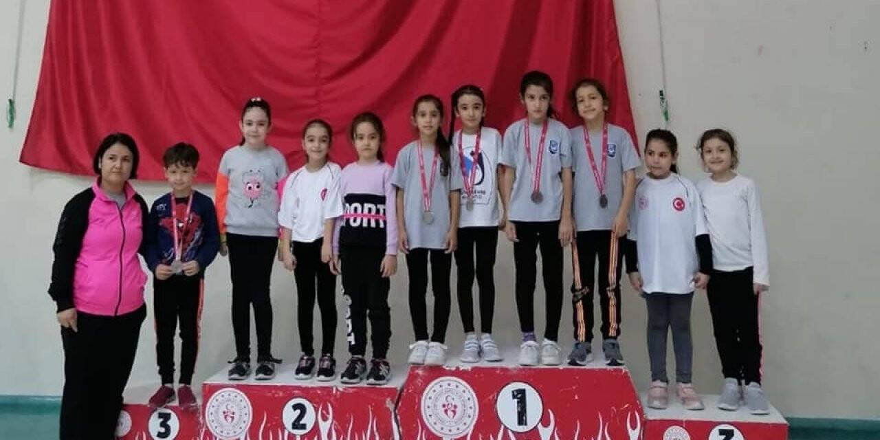 Yunusemreli badmintonculardan madalya yağmuru
