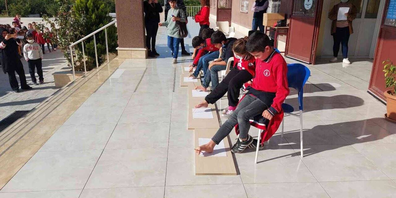 Öğrenciler ayaklarıyla resim yaptı, gözleri kapalı yemek yedi