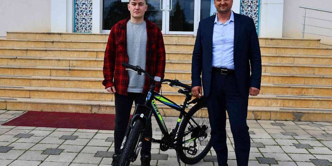 Bisiklet hediyelerini Başkan Usta teslim etti