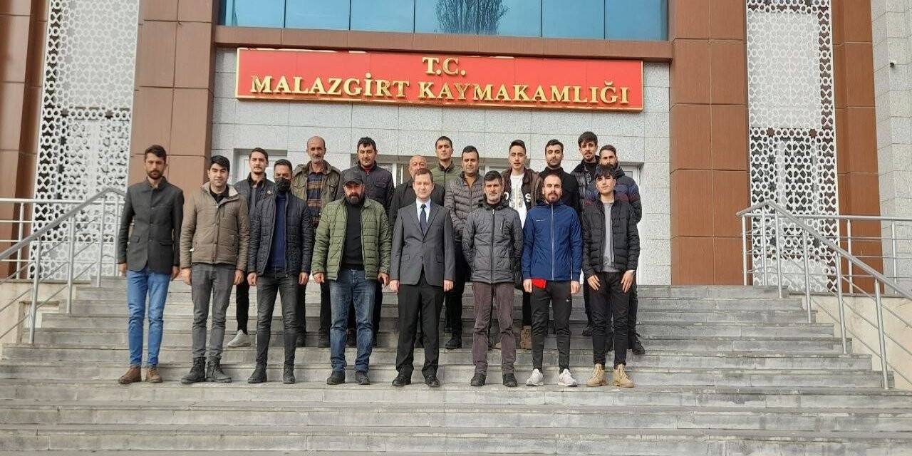 Kaymakam Demirer 1071 Malazgirt Spor Kulübü ile bir araya geldi