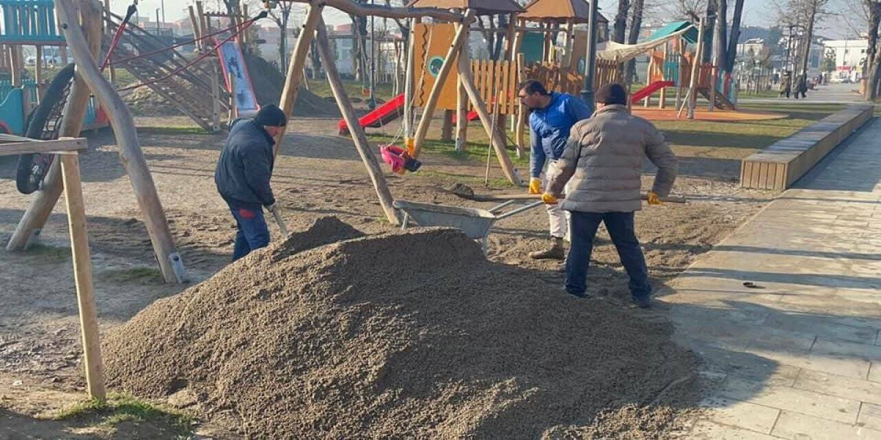 Çocuk parkurlarına sık sık bakım yapılıyor