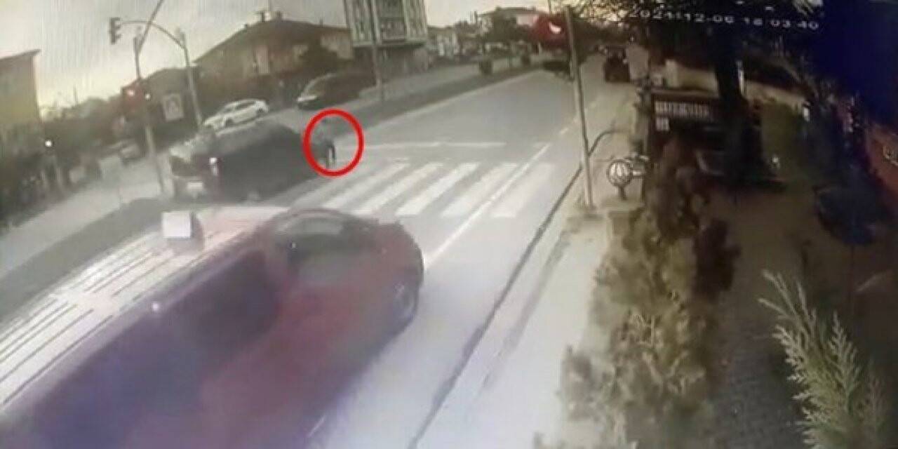 Kırmızı ışıkta geçen araç, küçük çocuğa çarptı