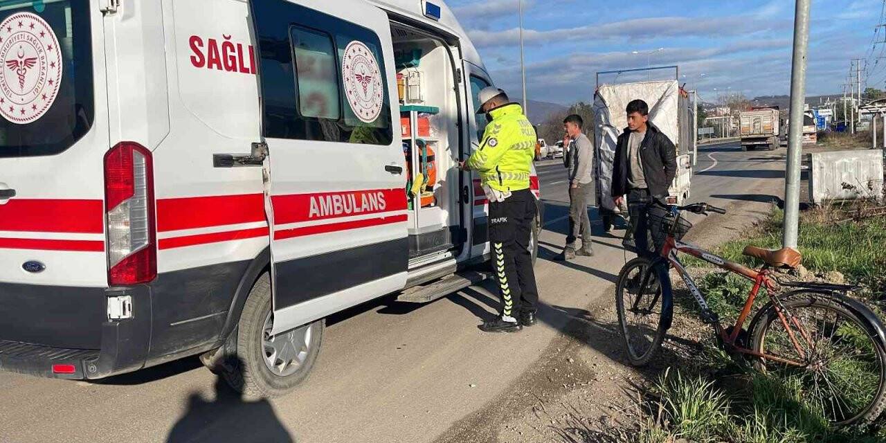 Sokağa çıkması yasak olan araçla bisikletliye çarptı