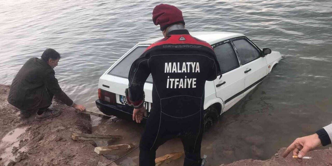 El freni çekilmeyen otomobil baraja uçtu