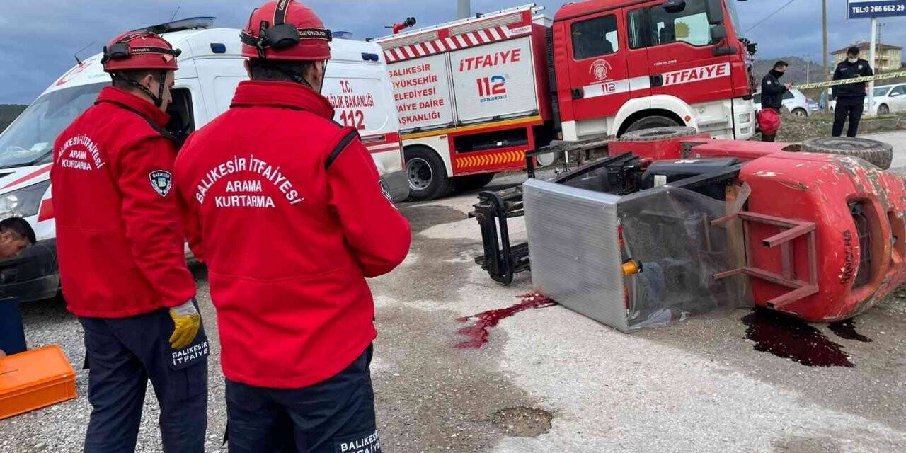 Devrilen forkliftin altında can verdi