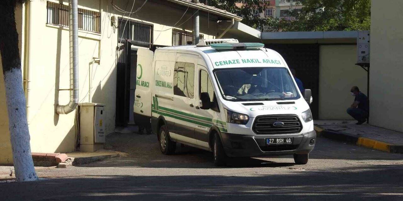 Fabrikanın çatısından düşen işçi öldü