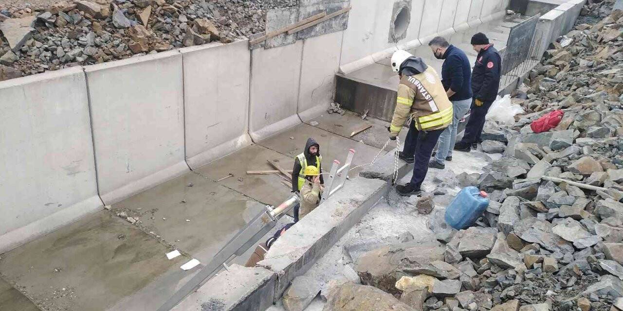 Beylikdüzü’nde bir işçi 5 metre yükseklikten kanala düştü