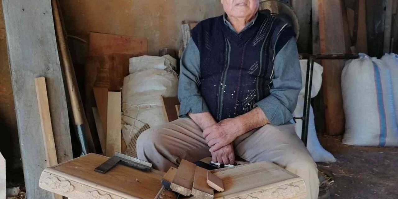 20 yıldır gönüllü olarak camilerin ahşap işini yapıyor