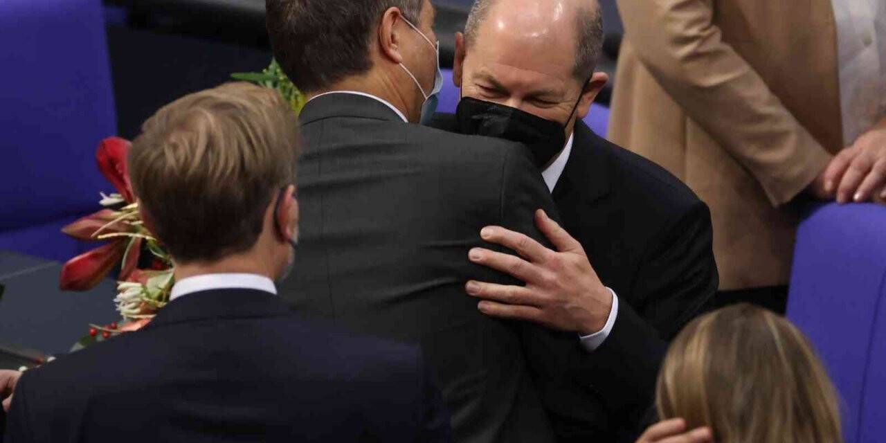 Almanya Federal Meclisi’nde yapılan oylamada Sosyal Demokrat Parti Milletvekili ve Maliye Bakanı Olaf Scholz, başbakan seçildi.