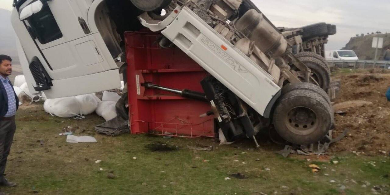 Batman’da freni boşalan kamyon takla attı: 1 yaralı