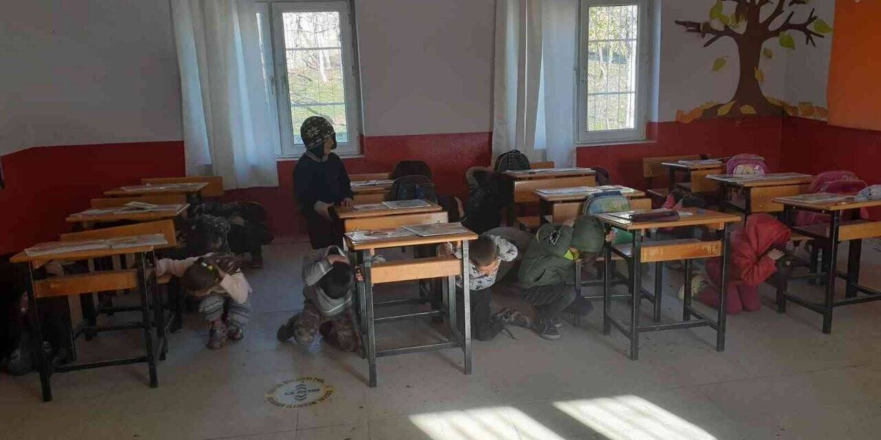 Bingöl’deki köy okullarında deprem tatbikatı yapıldı