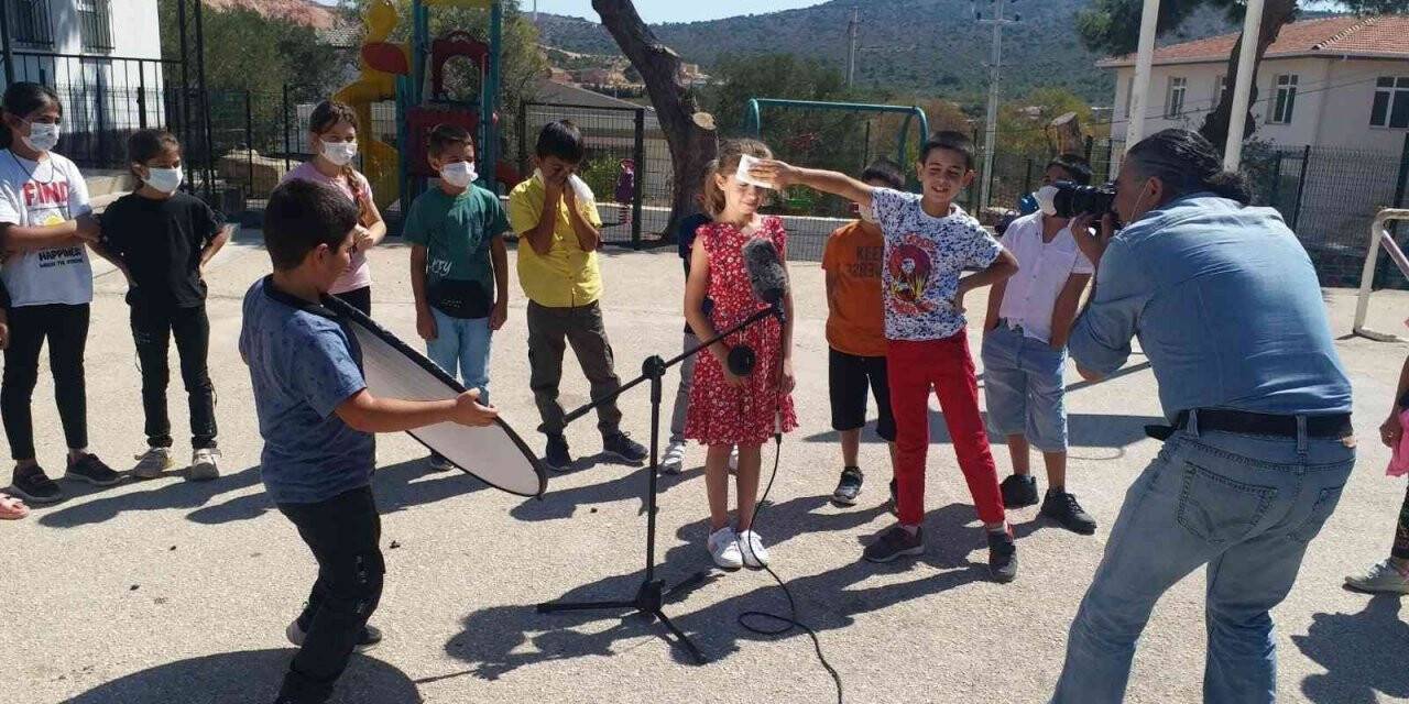 Çeşme’de ilkokul öğrencileri kamerayla tanışıp klip çekti