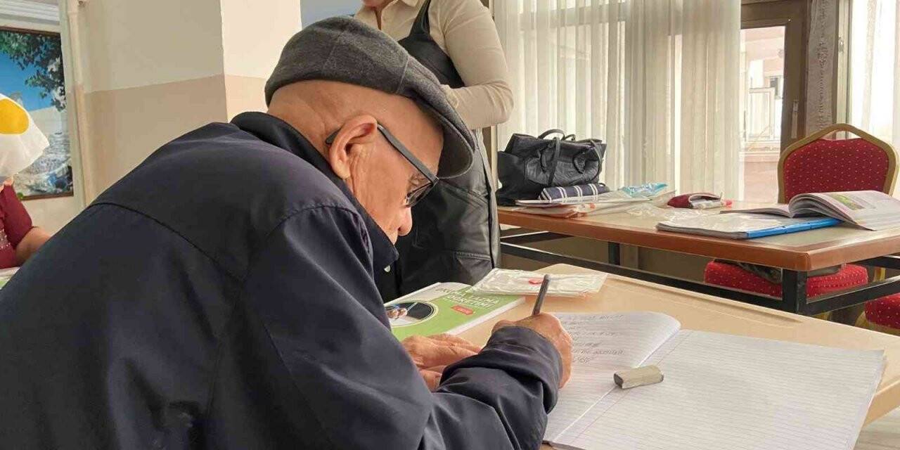 Huzurevindeki yaşlılar okuma yazma öğreniyor